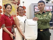 Bên trong chiếc balo trắng bị bỏ lại sân bay Đà Nẵng