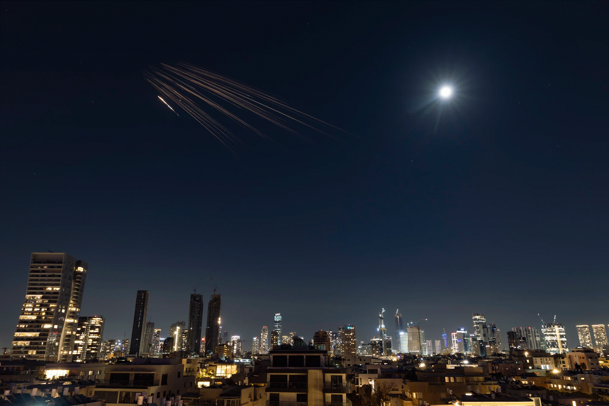 Các đầu đạn con từ tên lửa đạn đạo mang đầu đạn chùm của Iran rơi xuống Israel, ngày 5/3/2026. Ảnh: Times of Israel.