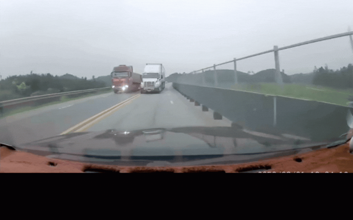 Thót tim clip xe đầu kéo liều lĩnh lấn làn ngược chiều trên cao tốc Nội Bài - Lào Cai - 1