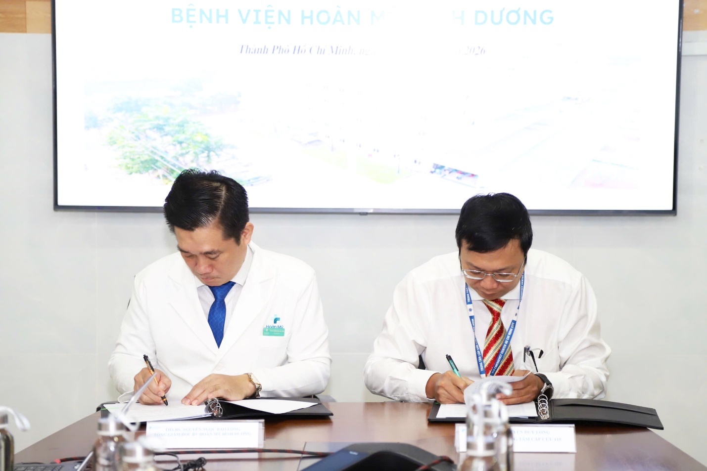 Bệnh viện Hoàn Mỹ Bình Dương ký kết hợp tác với Trung tâm Cấp cứu 115 TP.HCM. Ảnh: HM