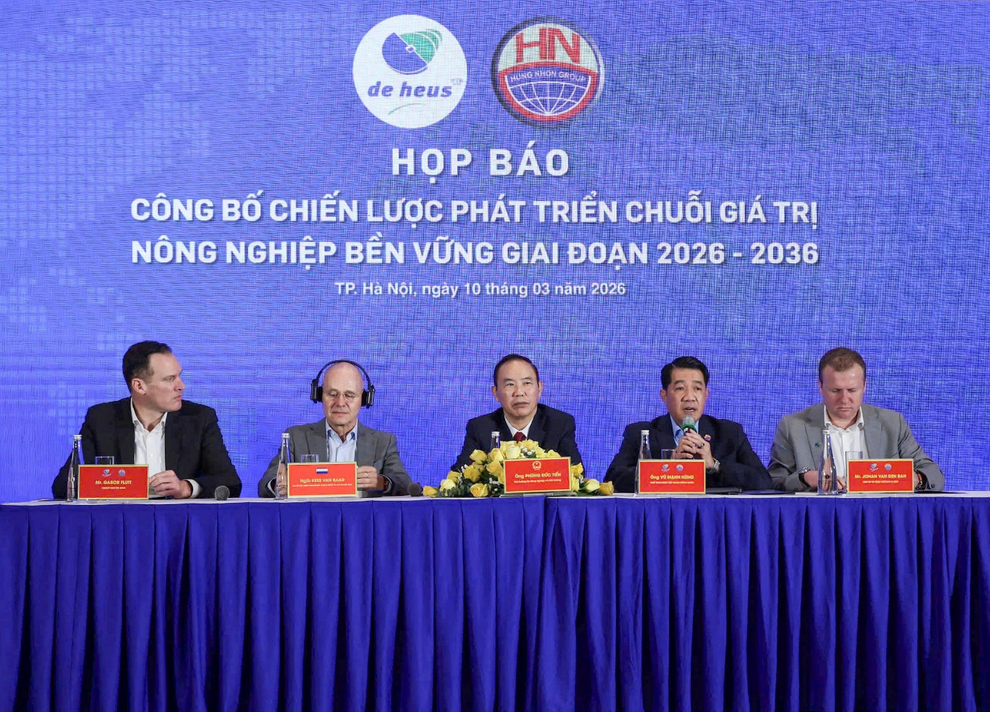 Sự kiện có sự tham gia của Thứ trưởng Bộ Nông Nghiệp và Môi trường (ở giữa). Ảnh: De Heus