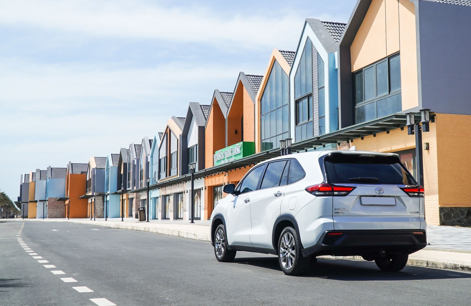 Kích thước tổng thể dài x rộng x cao của xe lần lượt là 4.755 x 1.850 x 1.790 (mm).