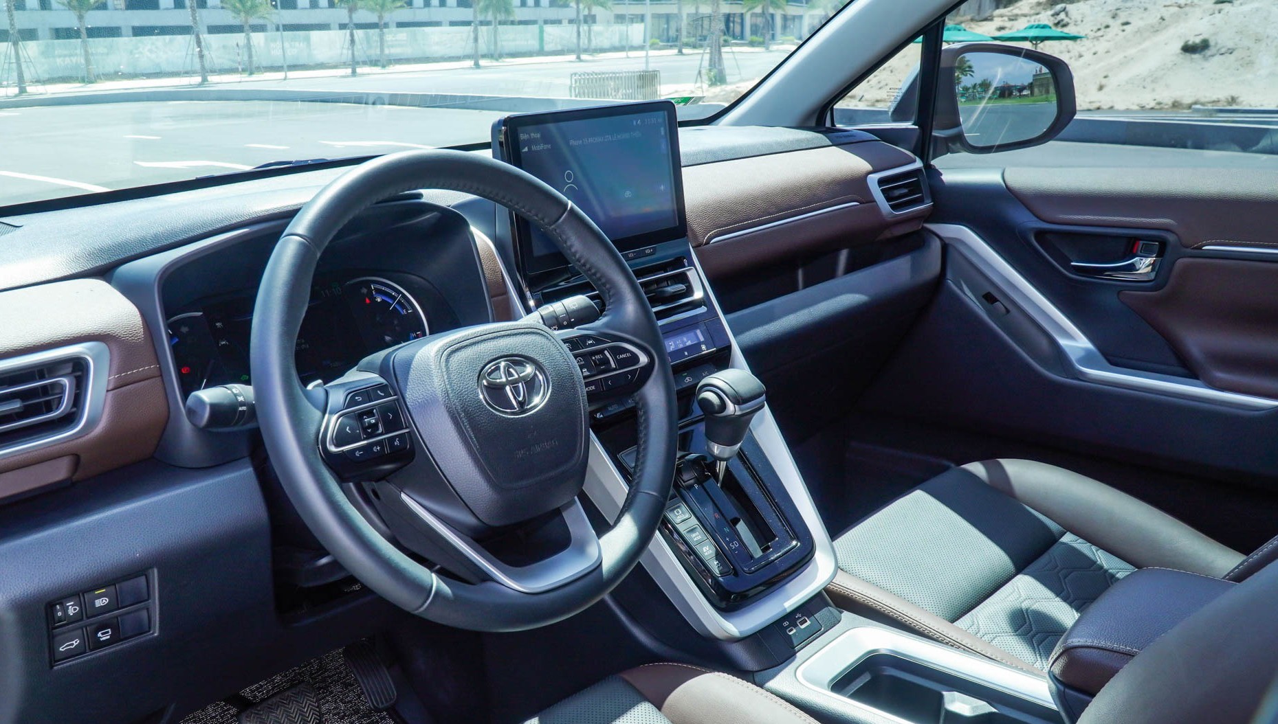 Nội thất bên trong được trang bị đầy đủ tiện nghi như ghế da cao cấp.