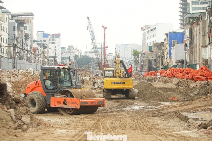 Dự án đường Vành đai 1 đoạn Hoàng Cầu – Voi Phục có chiều dài khoảng 2,27 km, quy mô mặt cắt ngang 50 m, với tổng mức đầu tư hơn 7.210 tỷ đồng. Tuyến đường có điểm đầu giao cắt Cát Linh – La Thành – Yên Lãng tại Hoàng Cầu, điểm cuối tại nút giao Voi Phục, thời gian thực hiện dự án từ 2018 đến 2026.