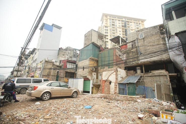 Tuy nhiên, khi công trường vẫn còn ngổn ngang gạch đá và nhiều đoạn chưa san phẳng xong bề mặt, hai bên đường đã xuất hiện hàng loạt những khối nhà kỳ dị.