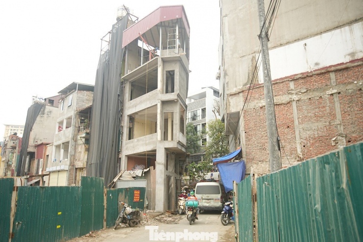Ngôi nhà 4 tầng với hình thù kỳ dị đang thành hình trên phố Nguyễn Phúc Lai.