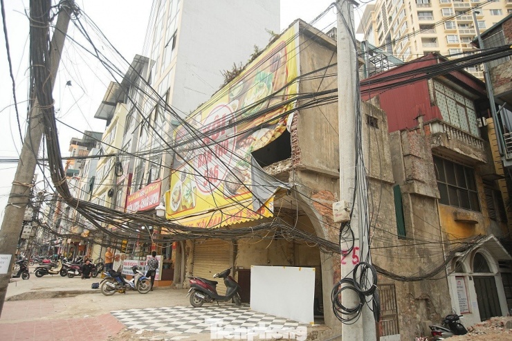 Hàng loạt căn nhà "siêu mỏng, siêu méo" lộ diện ngay sau khi mặt bằng được giải tỏa.