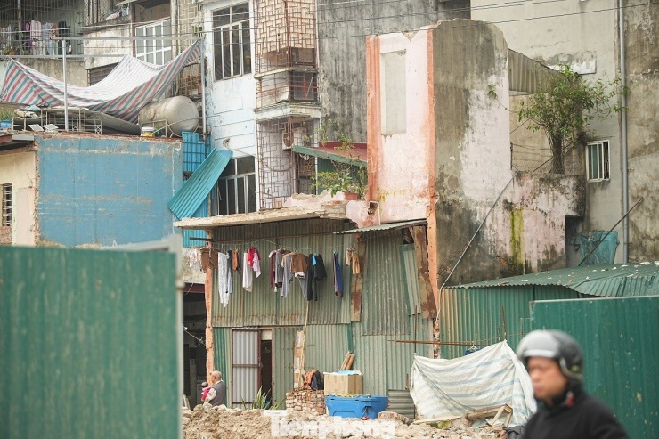 Những căn nhà với kiến trúc bị chắp vá, tạm bợ bám sát mặt đường dự án.