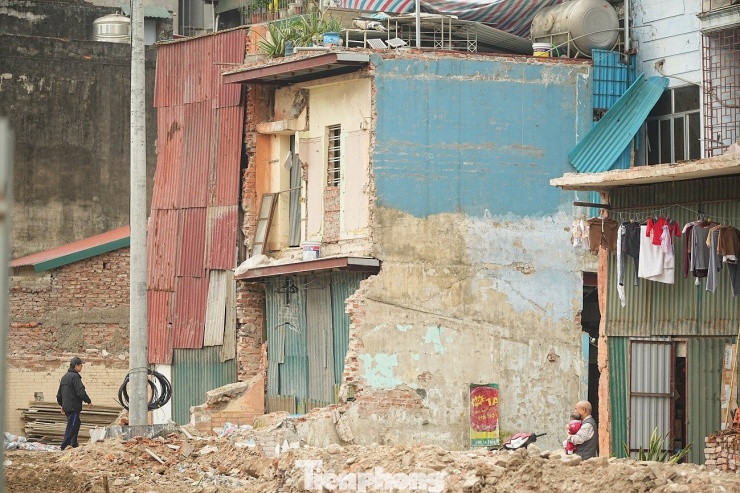 Kiến trúc kỳ dị của những căn nhà mặt đường Vành đai 1 Hà Nội - 7