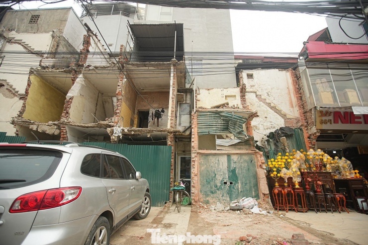 Nhiều căn nhà bị cắt xén phần mặt tiền, gạch vữa ngổn ngang do chủ nhà chưa kịp tu sửa.