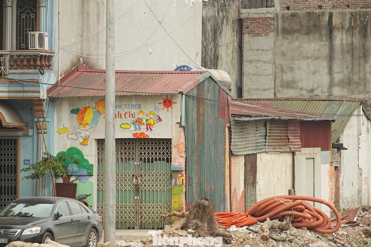 Những ngôi nhà có diện tích nhỏ san sát nhau bên đường Vành đai 1.