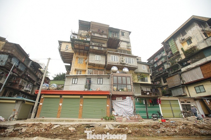 Việc giải phóng mặt bằng làm lộ ra những dãy nhà cũ thuộc khu tập thể Thành Công nằm sát ngay mặt đường lớn.