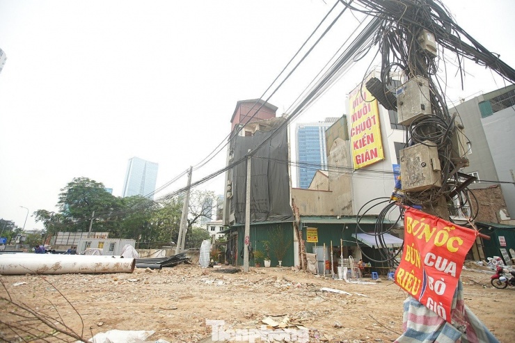 Những căn nhà đang được xây dựng lại sau khi bị thu hồi một phần diện tích đất.