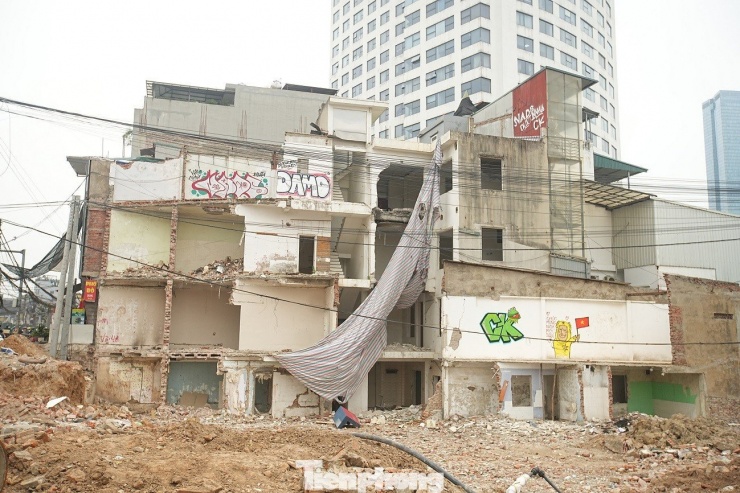 Hình hài dãy nhà tại ngã tư sau khi giải phóng mặt bằng.