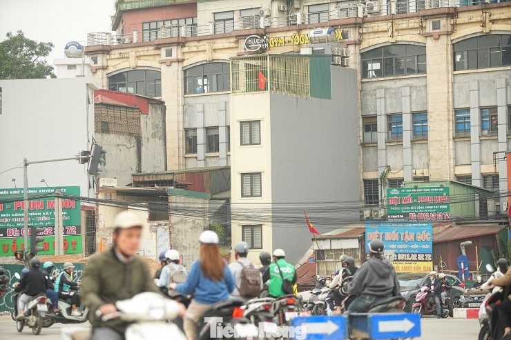 Một số căn nhà vẫn còn nham nhở gạch vữa, trong đó có căn “siêu mỏng” nằm chênh vênh tại ngã tư Vành đai 1 – Nguyễn Chí Thanh.