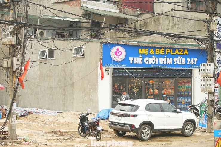 Dù diện tích "siêu méo", một ngôi nhà trước cổng Bệnh viện Phụ sản Hà Nội vẫn được tận dụng để mở cửa kinh doanh.