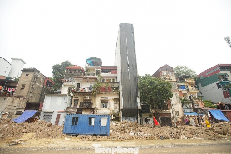 Nhà cao tầng "siêu mỏng" xuất hiện bên đường Vành đai 1, đoạn gần Voi Phục.