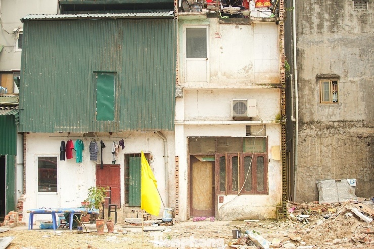 Nhiều ngôi nhà quây tôn kín phần diện tích sau khi giải phóng.