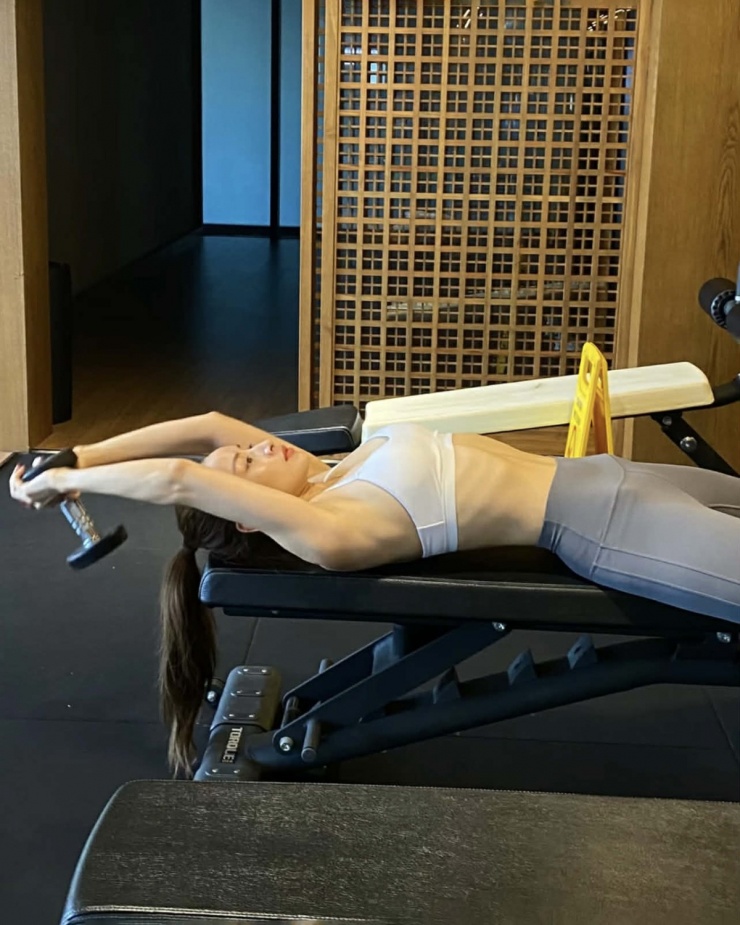 Chi Pu tôn thân hình nổi cơ săn chắc và vòng eo 'không mỡ thừa' khi tập gym.