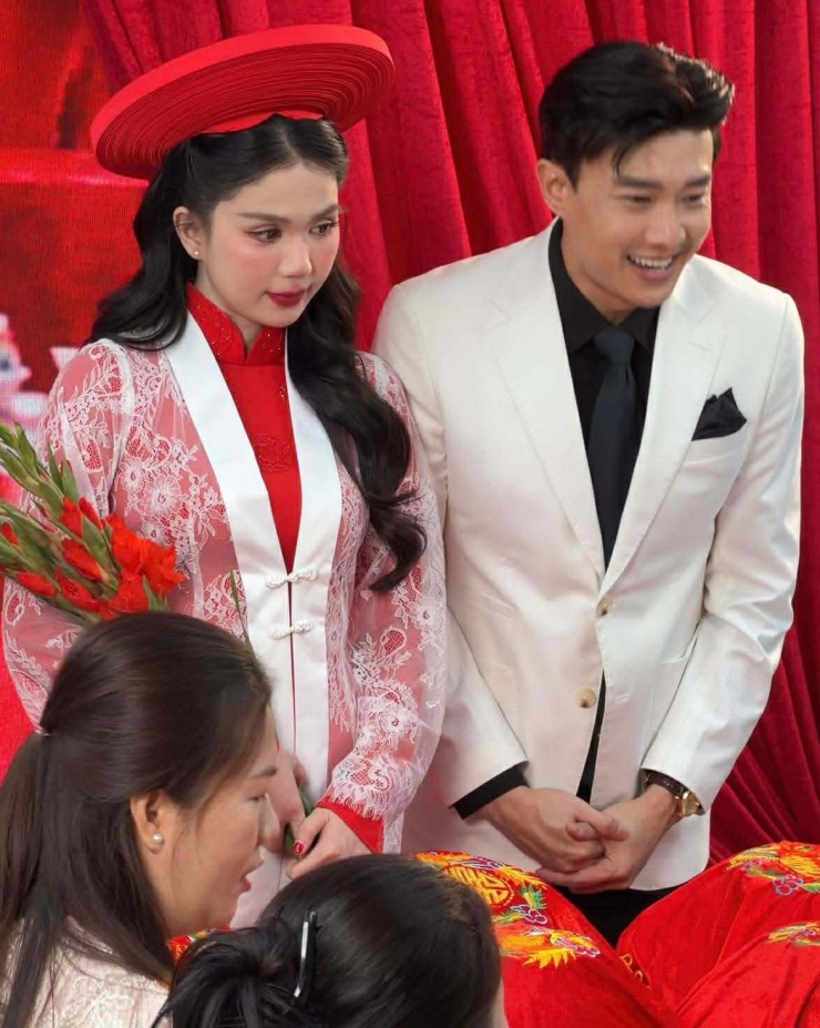 Quốc Trường gây chú ý khi đăng ảnh làm đám hỏi với Ngọc Trinh. Thời gian qua, cặp sao vướng tin đồn hẹn hò vì thường xuyên xuất hiện chung. Tuy nhiên nhiều khán giả cho rằng đây là hình ảnh trong một sản phẩm của họ.