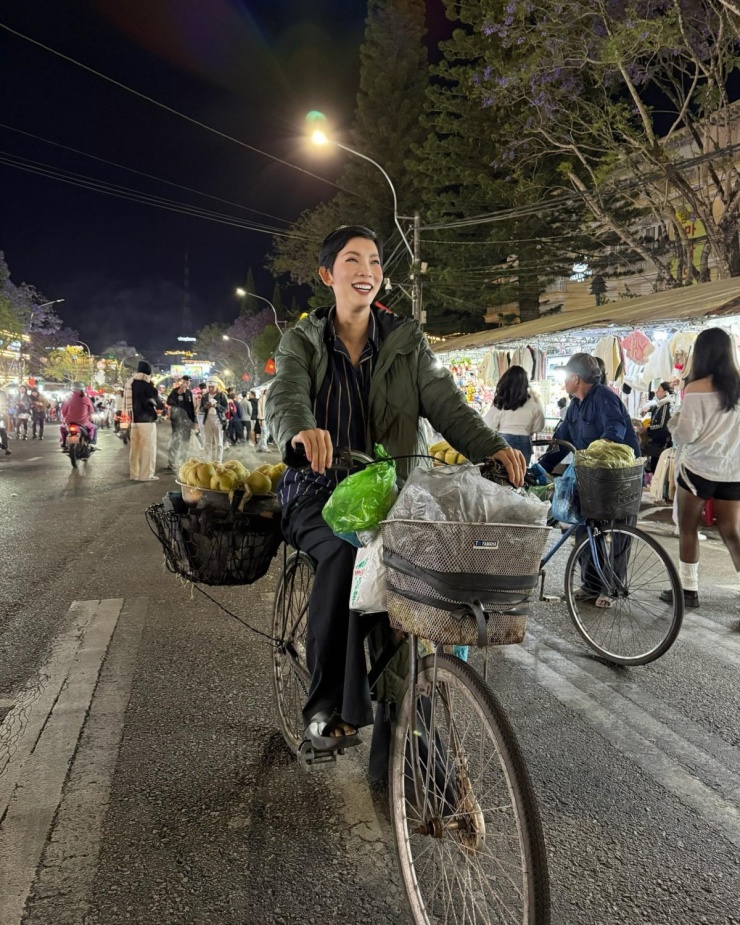 Xuân Lan trải nghiệm đạp xe bán bắp luộc ở Đà Lạt.