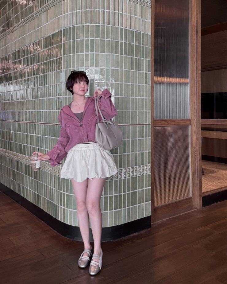 Hải Tú chọn phong cách năng động dạo phố. 'Nàng thơ' của Sơn Tùng M-TP được khen đôi chân thon thả khi diện váy ngắn.