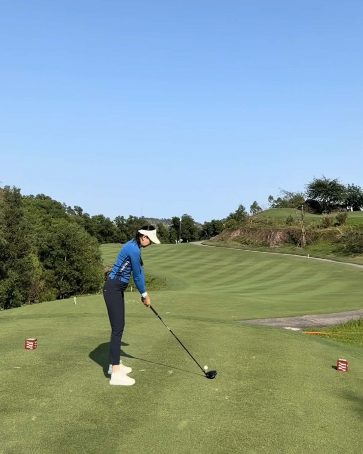Mai Ngọc giữ dáng bằng cách chơi golf. MC thời tiết nói sân golf cách nhà cô chỉ 15 phút nên cô tranh thủ thời gian trong lúc chăm con.