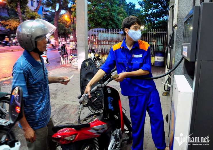 Giá xăng giảm mạnh sau bốn phiên tăng liên tiếp. Ảnh: Nam Khánh