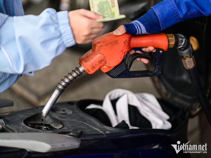 Bộ Công Thương đề xuất cho doanh nghiệp được tự công bố và điều chỉnh giá bán lẻ xăng dầu. Ảnh: Nguyễn Huế