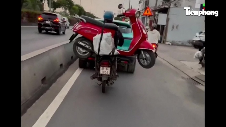 Hình ảnh xe máy đèo xe máy trên quốc lộ 22.