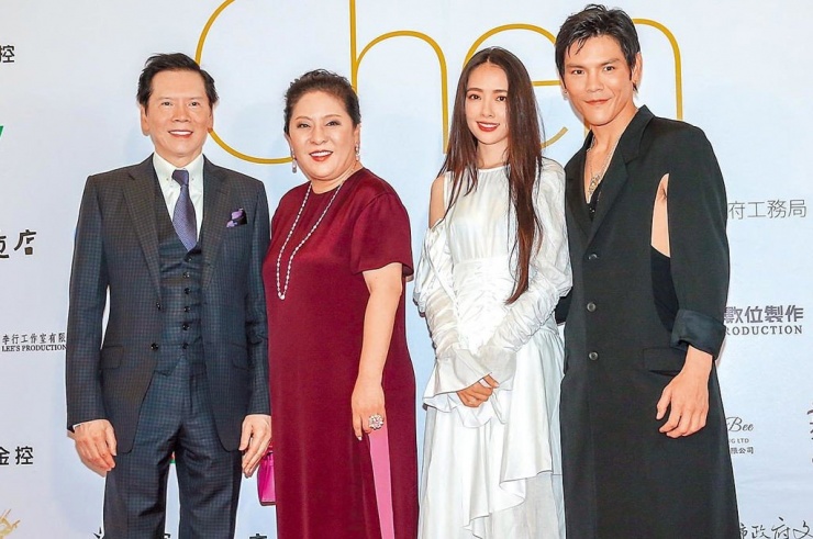 Hướng Tá là con trai của "ông trùm showbiz Hong Kong" Hướng Hoa Cường.