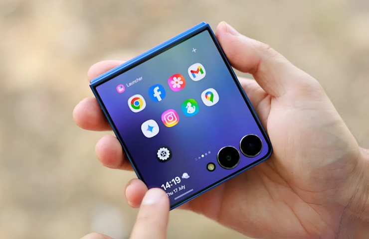 Một chiếc iPhone gập dạng vỏ sò sẽ cạnh tranh với Galaxy Z Flip 7. Ảnh: PhoneArena