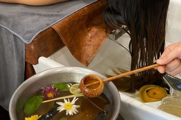Dùng dầu gội thảo dược thay cho các loại dầu gội chứa chất tẩy rửa mạnh giúp phục hồi tóc.