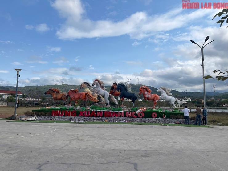 Nhiều linh vật ngựa trưng bày tại công viên xã Lao Bảo bị hư hỏng bất thường