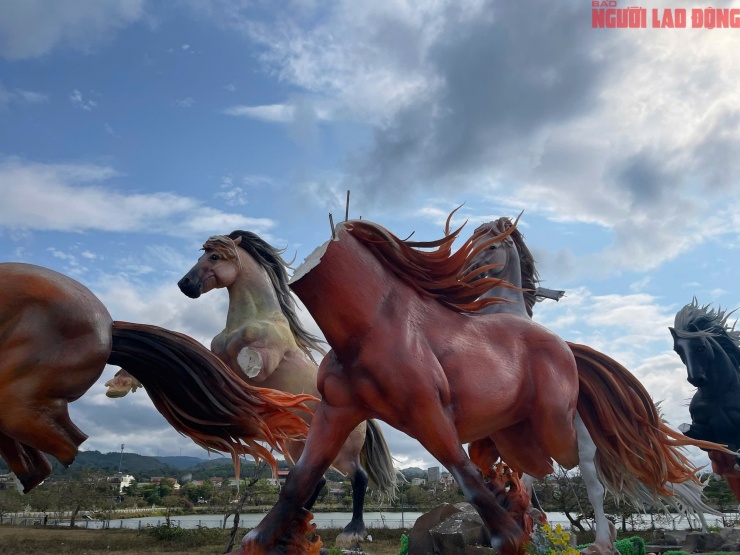 Hình ảnh linh vật ngựa ở Lao Bảo bị hư hỏng bất thường, có dấu hiệu bị đập phá