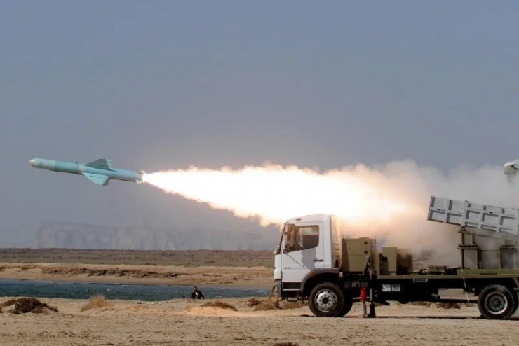Hải quân Iran thử nghiệm phóng tên lửa Nasr trong một cuộc tập trận gần eo biển Hormuz ở miền nam Iran vào ngày 2/1/2012. Một phiên bản phóng từ máy bay của tên lửa hành trình này đã được chuyển giao cho Không quân Iran. Ảnh: UPI.