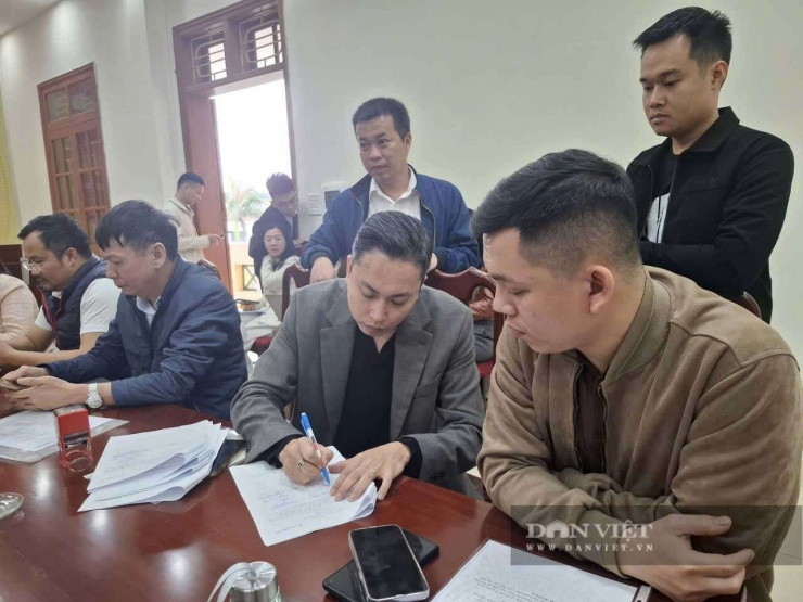 Đại diện Công ty TNHH Phú Nguyên Nga Việt ký hợp đồng mua tài sản sau khi đã trúng bốc thăm.