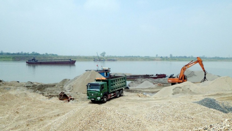 Từ lĩnh vực nạo vét luồng lạch, Quan Minh nhanh chóng trở thành "ông trùm" khai thác cát ở Vân Đồn.