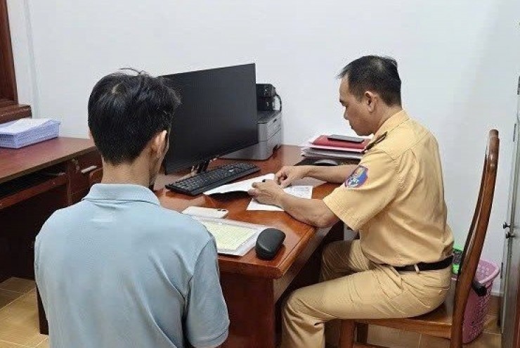 Tài xế ô tô nhận 'cái kết đắng' khi cố vượt rào chắn đường sắt