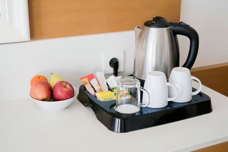 Ấm đun nước trong phòng khách sạn từng được xem là tiện ích quen thuộc với nhiều du khách. Ảnh minh họa: F.P