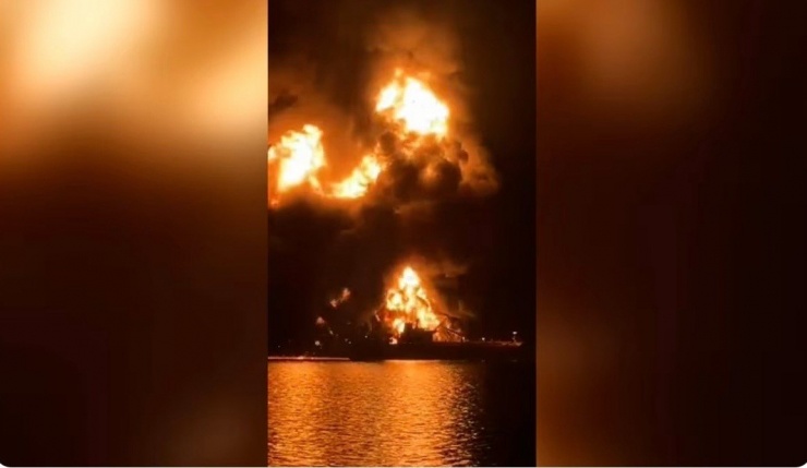 Một tàu chở dầu bốc cháy trên vùng biển Iraq. (Ảnh: CNN)