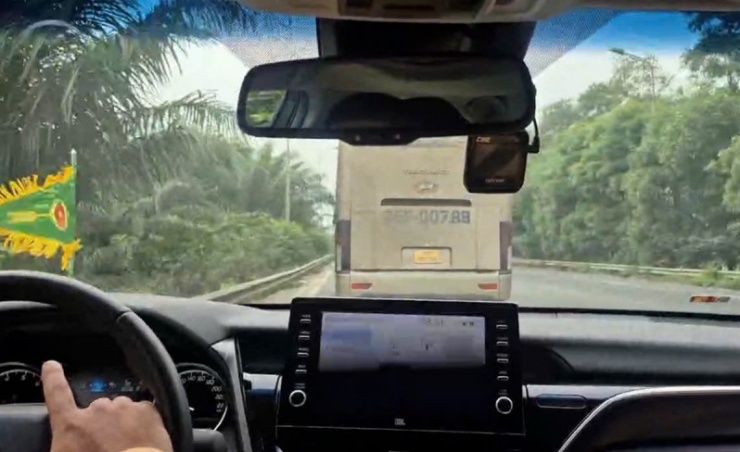 Hình ảnh xe khách không nhường đường cho đoàn xe ưu tiên đi làm nhiệm vụ trên đại lộ Thăng Long.