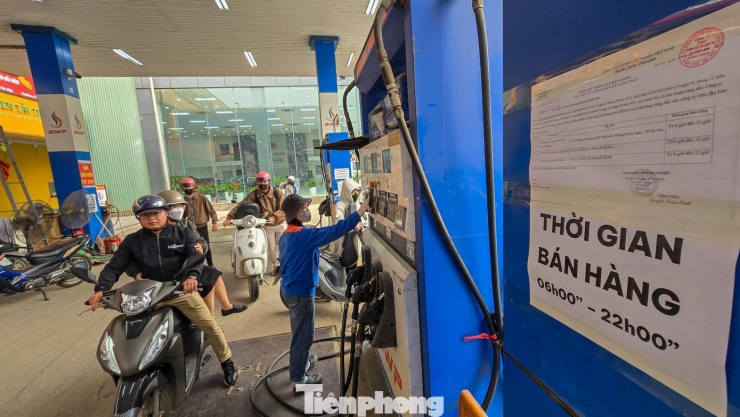 Từ 22h ngày 11/3, giá xăng dầu trong nước giảm mạnh theo chu kỳ điều hành của Liên Bộ Công Thương - Tài chính. Việc điều chỉnh diễn ra trong bối cảnh giá nhiên liệu thế giới lao dốc khi thị trường bớt lo ngại về rủi ro gián đoạn nguồn cung.