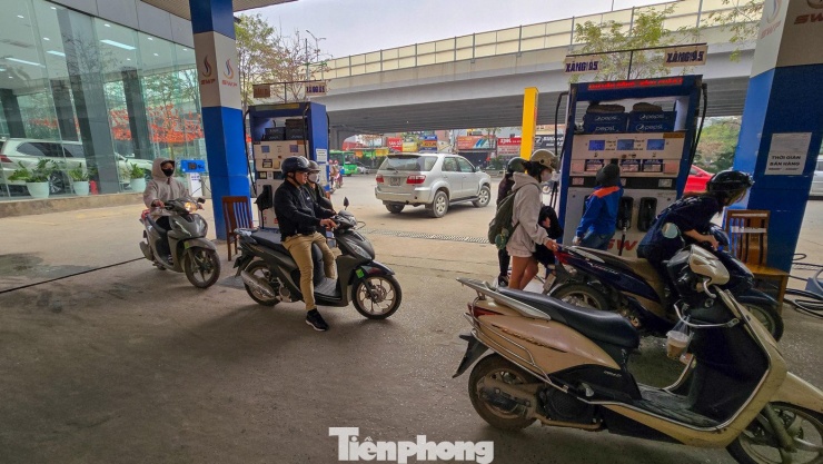 Sau khi giá giảm, lượng người mua tại nhiều cây xăng ở Hà Nội giảm rõ rệt, giao dịch diễn ra nhanh chóng, không còn cảnh xếp hàng kéo dài như trước.