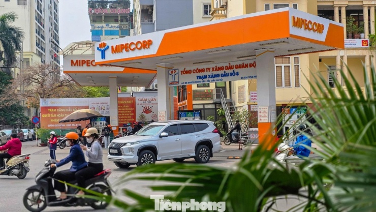 Tại một số khu vực như Cầu Giấy hay Nguyễn Phong Sắc, lượng khách mua xăng không quá đông. Nhân viên bán hàng làm việc liên tục nhưng không xảy ra tình trạng ùn ứ.