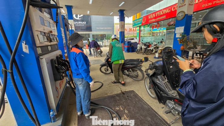 “Dù giá giảm, tôi vẫn chỉ đổ vừa đủ dùng để theo dõi thêm diễn biến của thị trường thay vì đổ đầy bình ngay lúc này", nam tài xế chia sẻ thêm.