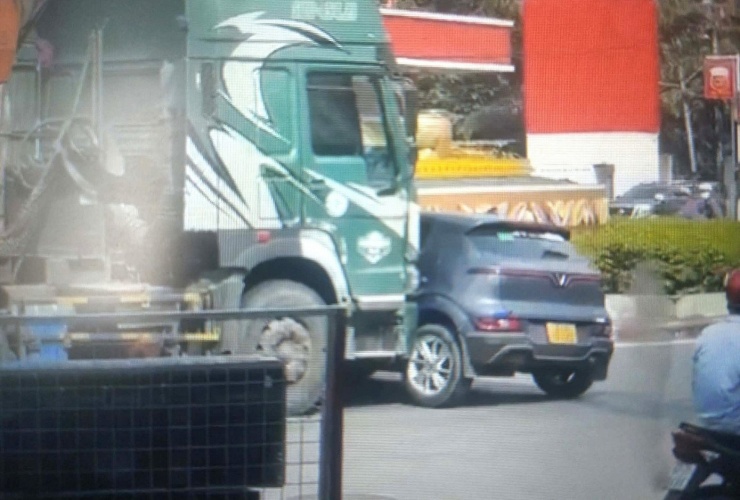 Ô tô 5 chỗ bị xe ben "ủi" tại khu vực vòng xoay Gò Đậu.