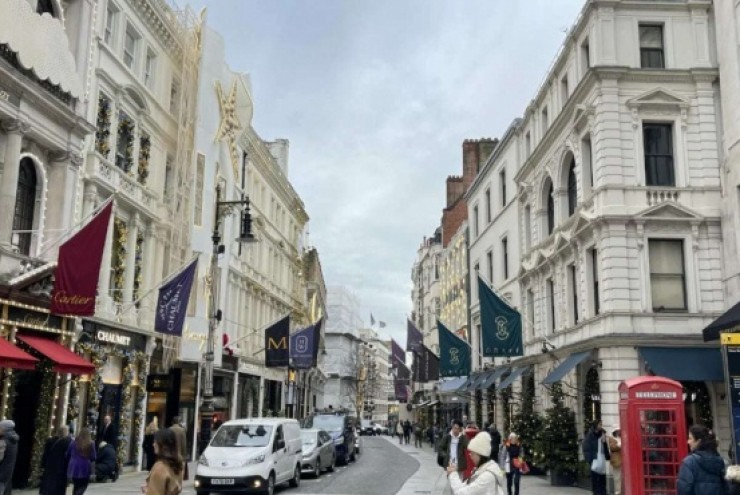 Vì sao con phố gần 1 km này đắt đỏ nhất hành tinh, giá thuê 600 triệu đồng/m²/năm, chỉ thương hiệu xa xỉ mới trụ nổi?