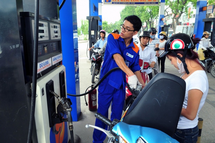 Giá xăng dầu đảo chiều tăng mạnh. Ảnh: Nam Khánh