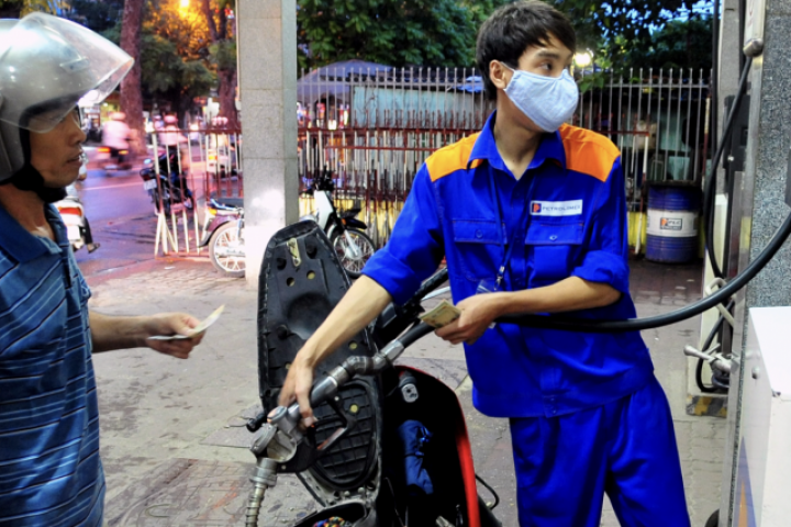 Vì sao giá xăng dầu giảm mạnh, có loại hạ tới gần 8.000 đồng/lít?